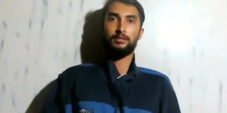 Una imagen fija, autorizada para su publicación por la familia de Bipin Joshi, de una grabación suya descubierta en Gaza, que lo muestra semanas después de su secuestro en Israel. (Foro de Rehenes y Familias Desaparecidas)