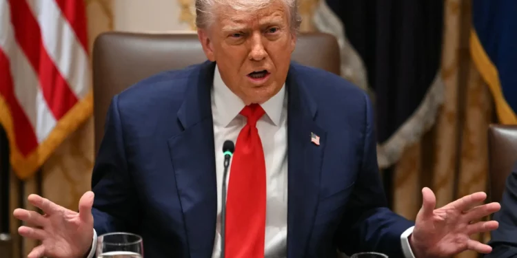 El presidente de Estados Unidos, Donald Trump, habla en la Casa Blanca en Washington, DC, el 14 de octubre de 2025. (ANDREW CABALLERO-REYNOLDS / AFP)