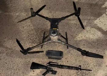 Armas y un dron confiscados por tropas de las FDI tras un intento de contrabando en la frontera con Egipto, el 17 de octubre de 2025. (Fuerzas de Defensa de Israel)
