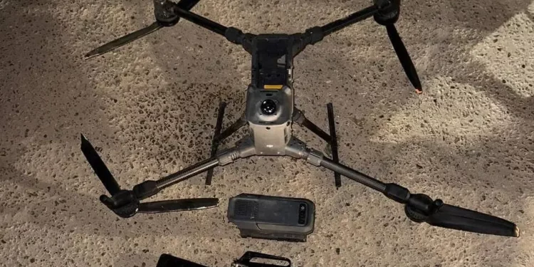 Armas y un dron confiscados por tropas de las FDI tras un intento de contrabando en la frontera con Egipto, el 17 de octubre de 2025. (Fuerzas de Defensa de Israel)