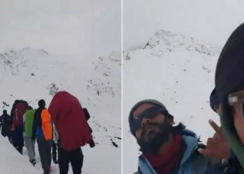 Capturas de pantalla de un vídeo sin fecha de un grupo de excursionistas atrapados por una tormenta de nieve en Nepal (Vídeo de la Sala de Situación de Passportcard)