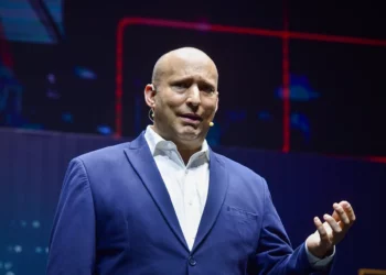 El exprimer ministro Naftali Bennett habla durante la Conferencia de Tecnología de la Información de Israel en Ness Ziona, el 5 de mayo de 2025. (Avshalom Sassoni/Flash90)