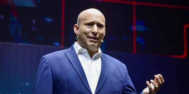 El exprimer ministro Naftali Bennett habla durante la Conferencia de Tecnología de la Información de Israel en Ness Ziona, el 5 de mayo de 2025. (Avshalom Sassoni/Flash90)