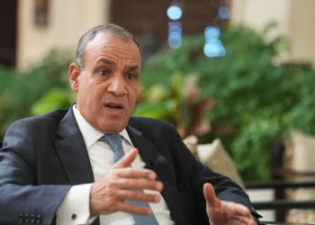 El ministro de Asuntos Exteriores egipcio, Badr Abdelatty, habla durante una entrevista con The Associated Press en la ciudad de Sharm el-Sheikh, a orillas del mar Rojo, Egipto, el 13 de octubre de 2025. (Foto AP/Amr Nabil