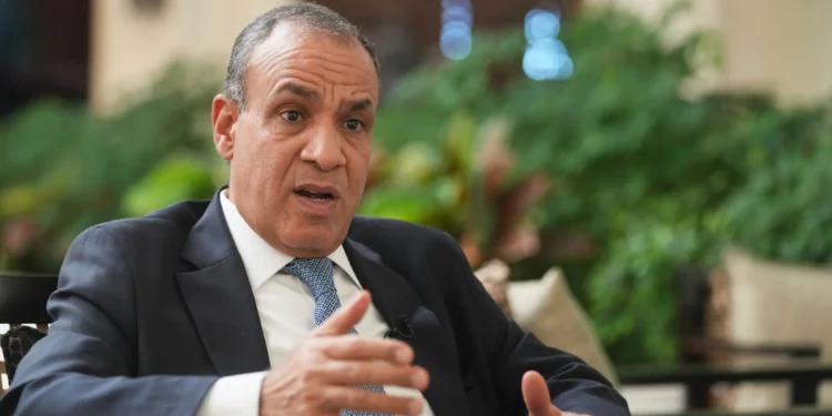 El ministro de Asuntos Exteriores egipcio, Badr Abdelatty, habla durante una entrevista con The Associated Press en la ciudad de Sharm el-Sheikh, a orillas del mar Rojo, Egipto, el 13 de octubre de 2025. (Foto AP/Amr Nabil