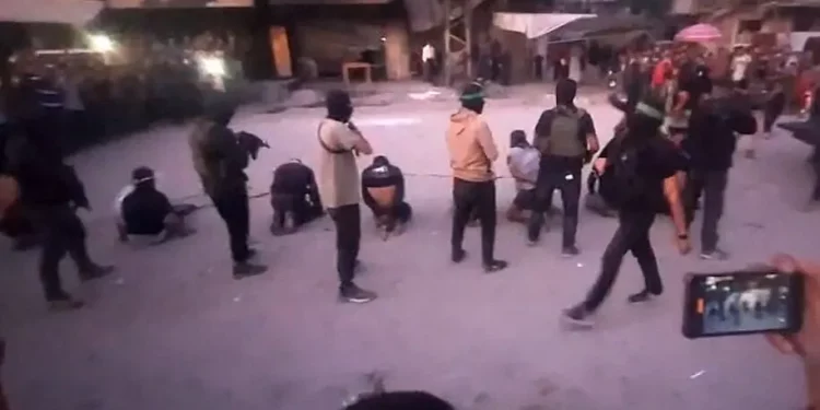 Esta imagen, extraída de un video difundido por el canal de Telegram de Al-Aqsa TV, gestionado por Hamás, el 13 de octubre de 2025, muestra a hombres armados de Hamás ejecutando a hombres con los ojos vendados, atados y arrodillados mientras una multitud los rodea en una calle de la ciudad de Gaza. (Al-Aqsa TV / AFP)