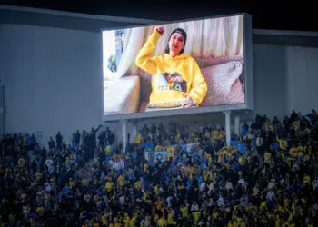 Emily Damari, rehén liberada, habla en una pantalla gigante durante el partido de la Premier League entre Beitar Jerusalem y Maccabi Tel Aviv FC en el Estadio Bloomfield en Tel Aviv, el 3 de febrero de 2025 (Oren Ben Hakoon/Flash90)