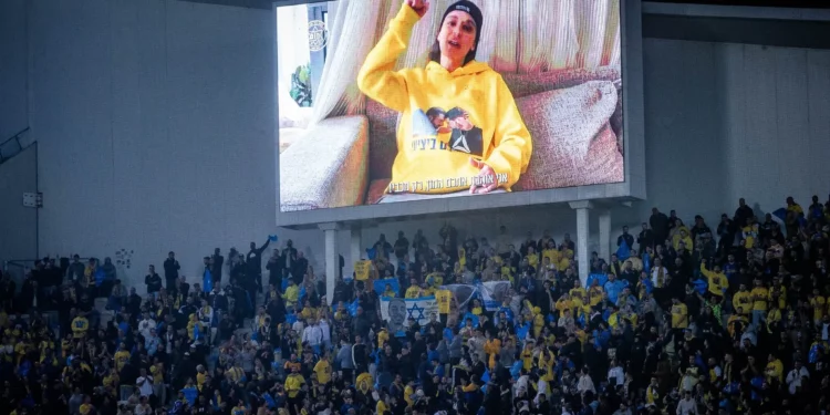Emily Damari, rehén liberada, habla en una pantalla gigante durante el partido de la Premier League entre Beitar Jerusalem y Maccabi Tel Aviv FC en el Estadio Bloomfield en Tel Aviv, el 3 de febrero de 2025 (Oren Ben Hakoon/Flash90)