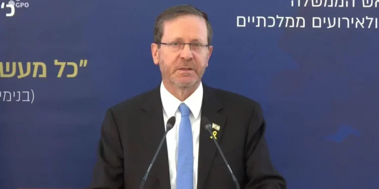 El presidente Isaac Herzog habla en el monumento estatal en Jerusalén en honor al visionario sionista Theodor Herzl, el 16 de julio de 2025. (Captura de pantalla/GPO)