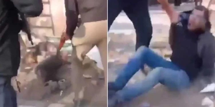 Captura de pantalla de un video publicado por el Ministerio de Relaciones Exteriores que aparentemente muestra a Hamás atacando a sus rivales en Gaza (Ministerio de Relaciones Exteriores)