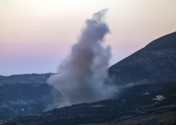 El humo se eleva tras un ataque aéreo israelí en las afueras de la aldea de Jarmaq, en el sur del Líbano, el 28 de septiembre de 2025. (Rabih DAHER / AFP)