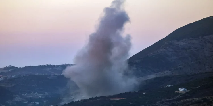 El humo se eleva tras un ataque aéreo israelí en las afueras de la aldea de Jarmaq, en el sur del Líbano, el 28 de septiembre de 2025. (Rabih DAHER / AFP)