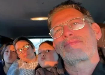 Ronen Engel (derecha) con su esposa Karina y sus hijas Mika y Yuval (Cortesía)