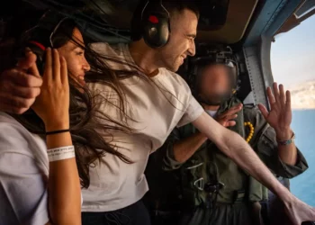 El rehén liberado Avinatan Or y su novia, la exrehén Noa Argamani, vuelan en un helicóptero de la Fuerza Aérea israelí a un hospital en el centro de Israel, tras su liberación del cautiverio de Hamás el 13 de octubre de 2025. (Fuerzas de Defensa de Israel)