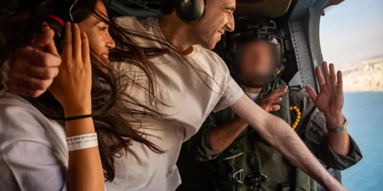 El rehén liberado Avinatan Or y su novia, la exrehén Noa Argamani, vuelan en un helicóptero de la Fuerza Aérea israelí a un hospital en el centro de Israel, tras su liberación del cautiverio de Hamás el 13 de octubre de 2025. (Fuerzas de Defensa de Israel)