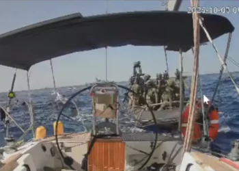 Tropas de la Armada israelí abordan el buque Marinette, parte de la Flotilla Global Sumud, en el mar Mediterráneo, el 3 de octubre de 2025 (Flotilla Global Sumud)