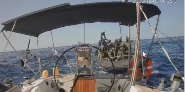 Tropas de la Armada israelí abordan el buque Marinette, parte de la Flotilla Global Sumud, en el mar Mediterráneo, el 3 de octubre de 2025 (Flotilla Global Sumud)