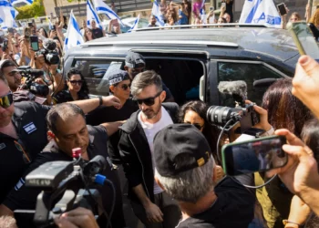 El rehén liberado David Cunio es recibido como un héroe en Yavne, el 19 de octubre de 2025. (Liron Molodovan/Flash90)