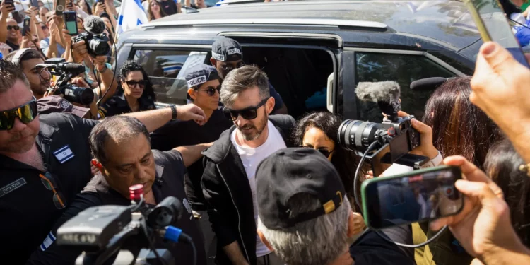 El rehén liberado David Cunio es recibido como un héroe en Yavne, el 19 de octubre de 2025. (Liron Molodovan/Flash90)