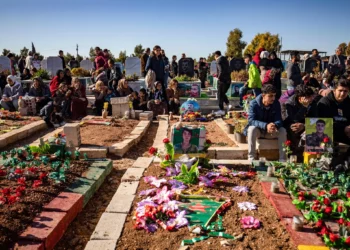 Los dolientes asisten al funeral en Qamishli de dos combatientes kurdos de las Fuerzas Democráticas Sirias (FDS), muertos días antes en un combate con las fuerzas sirias apoyadas por Turquía en la ciudad norteña de Manbij, el 2 de enero de 2025. (Delil SOULEIMAN / AFP)