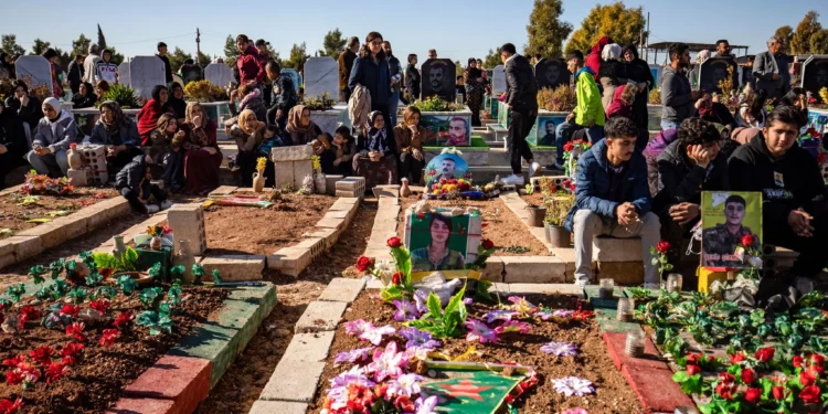Los dolientes asisten al funeral en Qamishli de dos combatientes kurdos de las Fuerzas Democráticas Sirias (FDS), muertos días antes en un combate con las fuerzas sirias apoyadas por Turquía en la ciudad norteña de Manbij, el 2 de enero de 2025. (Delil SOULEIMAN / AFP)