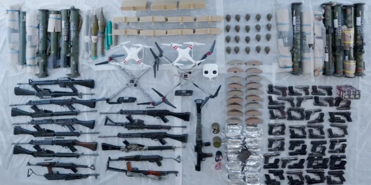 Armas iraníes contrabandeadas a Cisjordania y capturadas por fuerzas israelíes, en una imagen publicada el 8 de octubre de 2025 (Shin Bet).