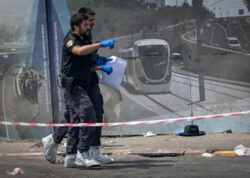 Policía y personal de rescate en el lugar de un ataque terrorista en el cruce de Ramot, Jerusalén, el 8 de septiembre de 2025. (Chaim Goldberg/Flash90)
