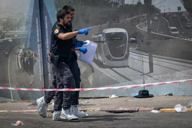 Fiscales acusan a individuo por trasladar a terroristas del tiroteo mortal en Jerusalén