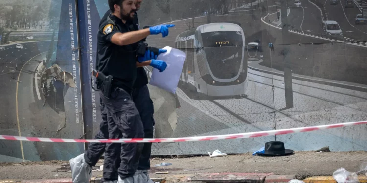 Policía y personal de rescate en el lugar de un ataque terrorista en el cruce de Ramot, Jerusalén, el 8 de septiembre de 2025. (Chaim Goldberg/Flash90)