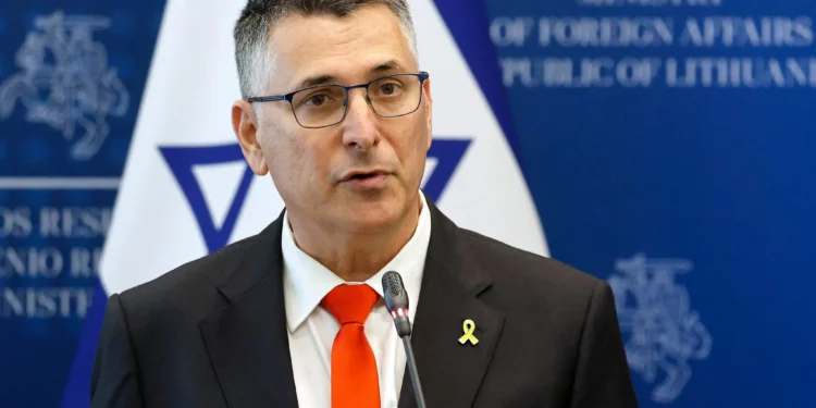 El ministro de Asuntos Exteriores, Gideon Sa'ar, pronuncia una rueda de prensa conjunta con su homólogo lituano en el Ministerio de Asuntos Exteriores en Vilna el 1 de julio de 2025. (Petras Malukas / AFP)