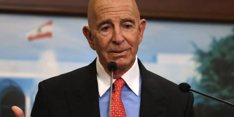 El embajador de Estados Unidos en Turquía y enviado especial para Siria y Líbano, Thomas Barrack, pronuncia una declaración tras una reunión con el presidente libanés en el Palacio Presidencial de Baabda el 26 de agosto de 2025. (Anwar Amro/AFP)