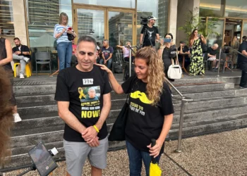 Rotem Cooper, hijo del rehén asesinado Amiram, habla en la Plaza de los Rehenes el 9 de octubre de 2025 (Ben Sales/Times of Israel)