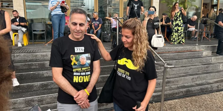 Rotem Cooper, hijo del rehén asesinado Amiram, habla en la Plaza de los Rehenes el 9 de octubre de 2025 (Ben Sales/Times of Israel)