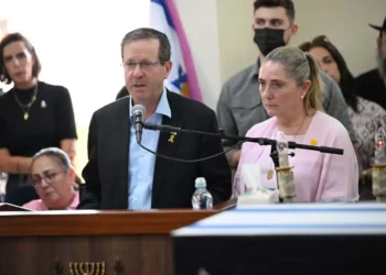 El presidente Isaac Herzog, en la foto con su esposa Michal, habla en el funeral del rehén asesinado Inbar Haiman en Petah Tikva, el 17 de octubre de 2025. (Paulina Patimer/Movimiento de Protesta Prodemocrática)
