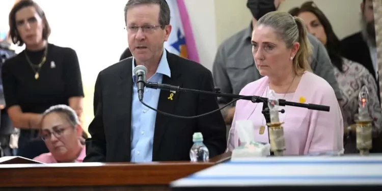 El presidente Isaac Herzog, en la foto con su esposa Michal, habla en el funeral del rehén asesinado Inbar Haiman en Petah Tikva, el 17 de octubre de 2025. (Paulina Patimer/Movimiento de Protesta Prodemocrática)