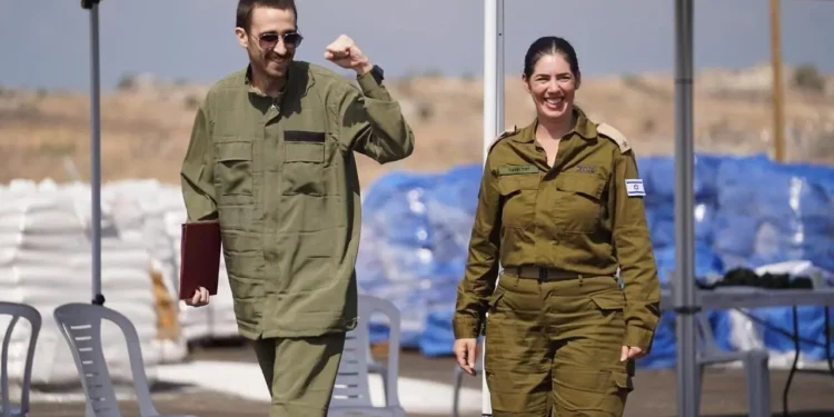 El rehén liberado Avinatan Or (izq.) con un oficial de las FDI después de ser entregado tras más de dos años de cautiverio en la Franja de Gaza, el 13 de octubre (Fuerzas de Defensa de Israel).