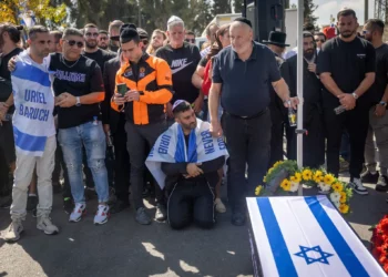 Familiares y amigos lloran en el funeral del rehén asesinado Uriel Baruch, en Jerusalén el 19 de octubre de 2025. (Yonatan Sindel/FLASH90)