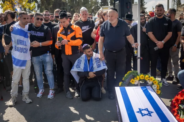Viuda del rehén asesinado Uriel Baruch rinde emotivo homenaje en Jerusalén