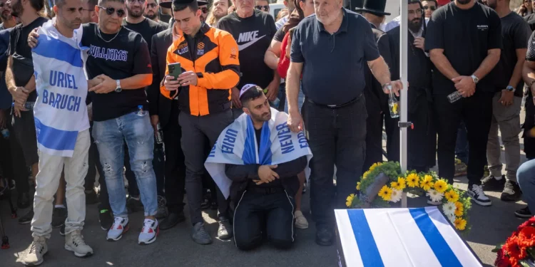 Familiares y amigos lloran en el funeral del rehén asesinado Uriel Baruch, en Jerusalén el 19 de octubre de 2025. (Yonatan Sindel/FLASH90)