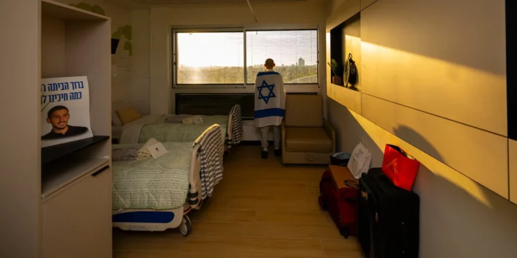 El exrehén Rom Braslavski mira el horizonte de Tel Aviv desde su habitación en el hospital Tel Hashomer después de su liberación del cautiverio el 13 de octubre de 2025. (GPO)