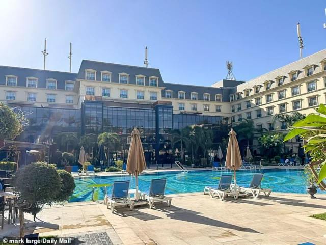 150 terroristas palestinos excarcelados por Israel se alojan en hotel de lujo en El Cairo