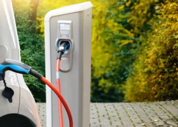 Ilustración. Cargando un coche eléctrico. (Scharfsinn86 vía iStock by Getty Images)