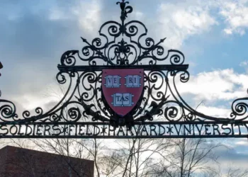 El escudo "Veritas" de la Universidad de Harvard se ve en una puerta el 17 de febrero de 2024.
Perica Denhoff/Icon Sportswire vía Getty Images