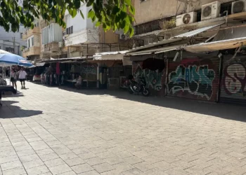 El mercado de Bezalel, una zona comercial al aire libre de Tel Aviv, está desierto la mañana del 13 de octubre de 2025. (Sharon Wrobel/Times of Israel)