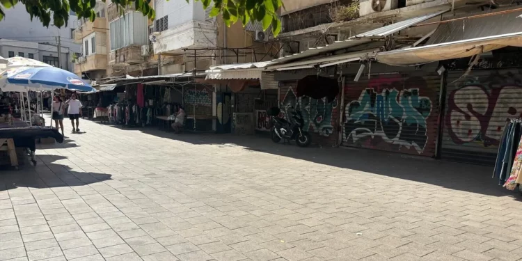 El mercado de Bezalel, una zona comercial al aire libre de Tel Aviv, está desierto la mañana del 13 de octubre de 2025. (Sharon Wrobel/Times of Israel)