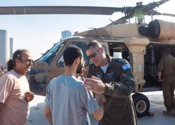 El jefe de la Fuerza Aérea israelí, mayor general Tomer Bar (derecha), saluda al soldado rehén liberado Nimrod Cohen y a su familia en la base de Reim antes de trasladarlo en helicóptero a un hospital en el centro de Israel, el 13 de octubre de 2025. (Fuerzas de Defensa de Israel)