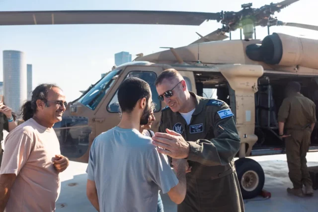 El general Tomer Bar traslada en helicóptero al soldado liberado Nimrod Cohen