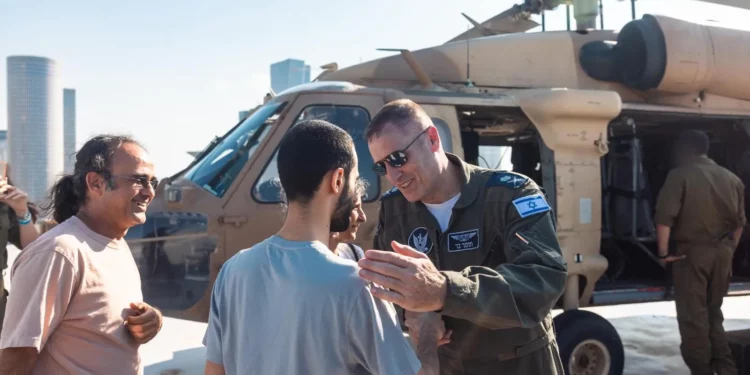 El jefe de la Fuerza Aérea israelí, mayor general Tomer Bar (derecha), saluda al soldado rehén liberado Nimrod Cohen y a su familia en la base de Reim antes de trasladarlo en helicóptero a un hospital en el centro de Israel, el 13 de octubre de 2025. (Fuerzas de Defensa de Israel)