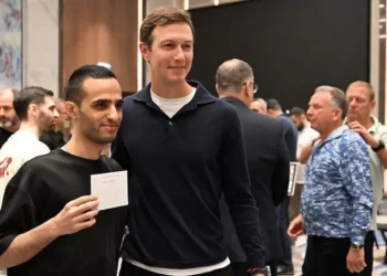 Jared Kushner (derecha) se reúne con el rehén liberado Nimrod Cohen, quien sostiene una nota escrita a mano de la hija de Kushner, Arabella Kushner, en Tel Aviv el 21 de octubre de 2025 (David Azagury/Embajada de EE. UU. en Jerusalén)