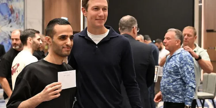 Jared Kushner (derecha) se reúne con el rehén liberado Nimrod Cohen, quien sostiene una nota escrita a mano de la hija de Kushner, Arabella Kushner, en Tel Aviv el 21 de octubre de 2025 (David Azagury/Embajada de EE. UU. en Jerusalén)